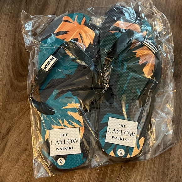 NEW Tropical Palm Tree Laylow Hawaii Waikiki Flip Flop & Water Bottle Set - Picture 4 of 8